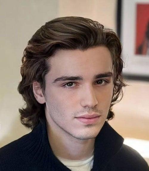 Illustrated men’s haircut example for The Manhattan Flow grown-out flow style.